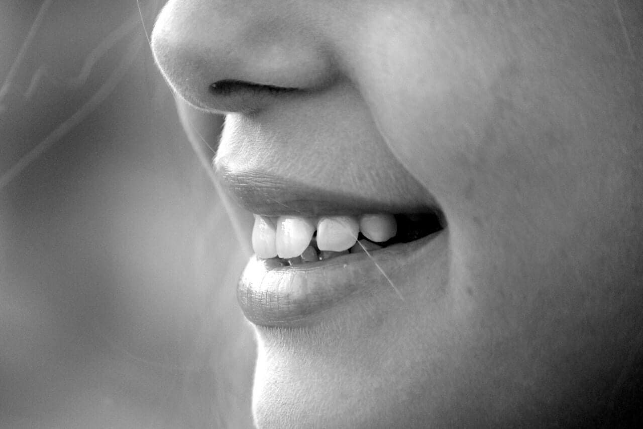 Czy stałe zęby mogą się ruszać?